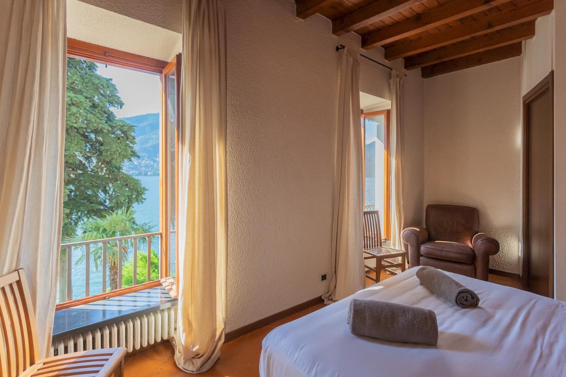 Front With Private Funicular By Rent Appartement Como