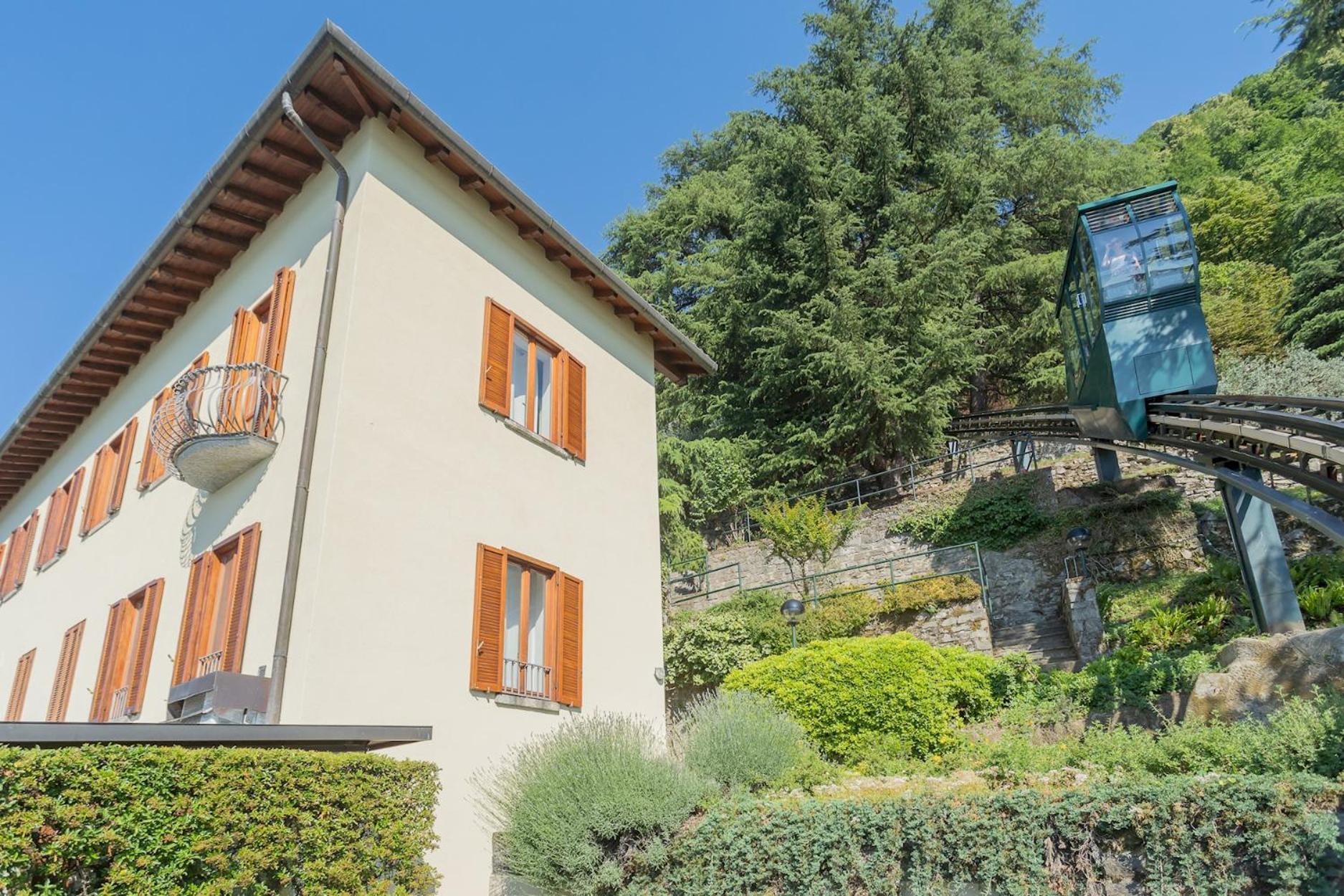 Front With Private Funicular By Rent Appartement Como